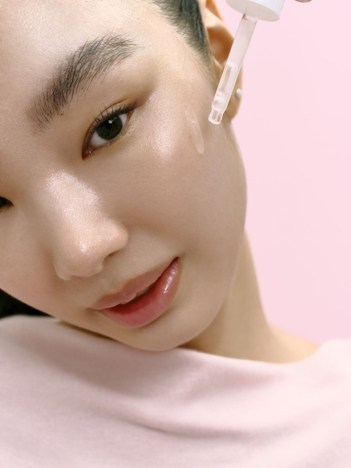 Εφαρμογή Beauty of Joseon Pore Firming Red Bean PDRN Serum στο πρόσωπο